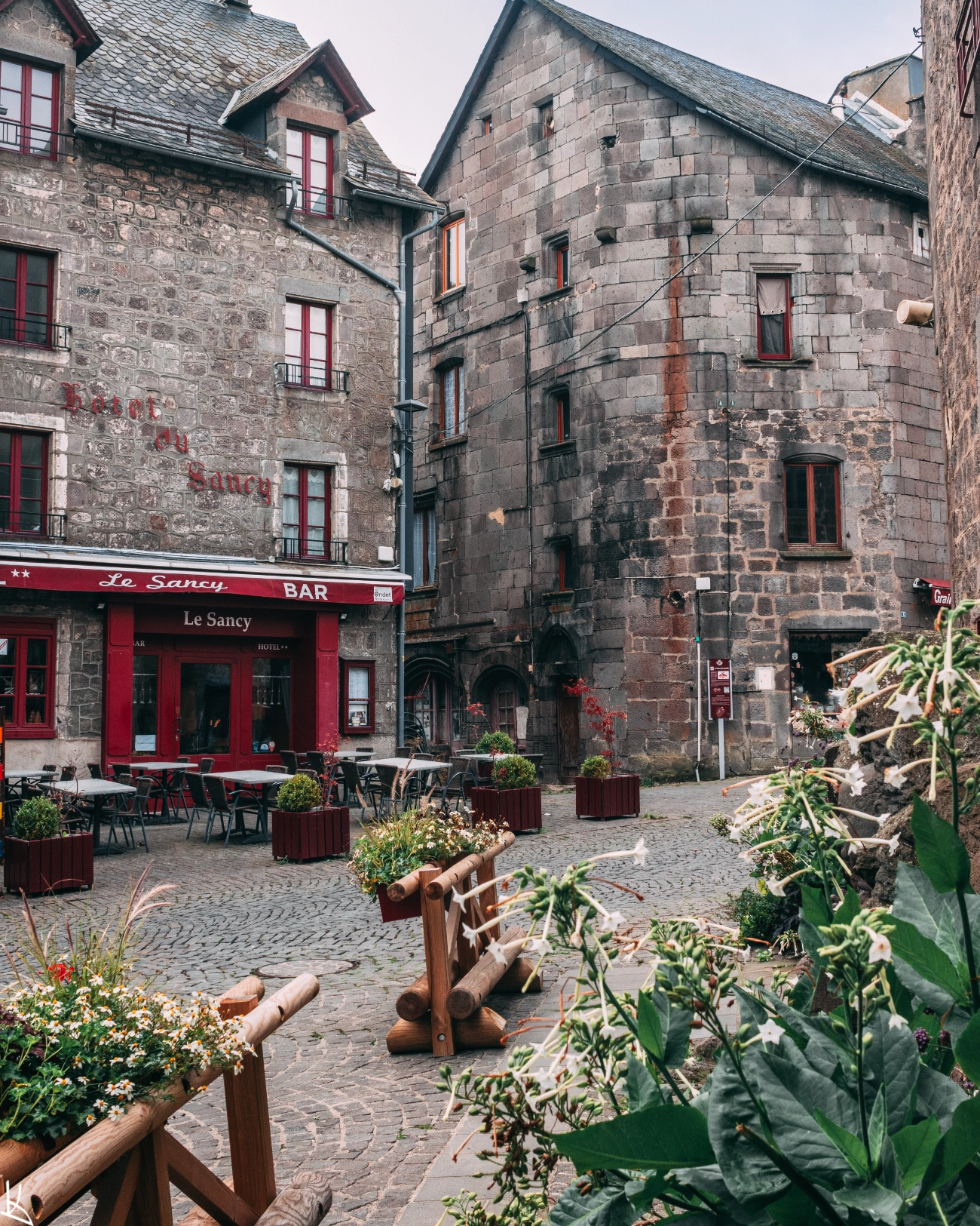 Besse-et-Saint-Anastaise - Place du Dr Pipet